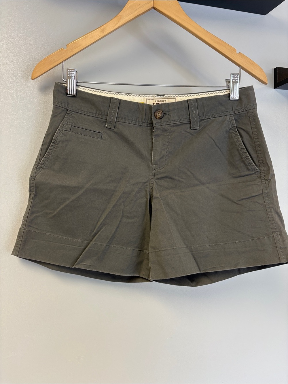 Perfect Khaki Dark Low Rise  Shorts Women’s Sz 4